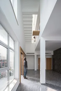Modern indoor space featuring a concrete staircase and wooden elements.