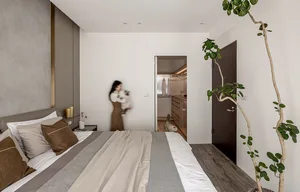 A modern minimalist bedroom featuring natural materials and a serene atmosphere.