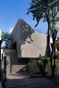 極簡住宅，外牆採用混凝土材質並搭配大型窗戶。