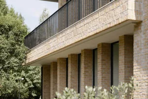 A modern building with columns made of bricks.