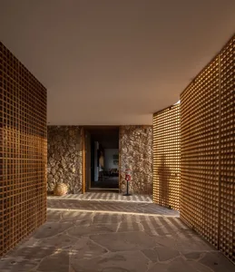 現代室內木牆搭配石地板，展現當代空間風貌。