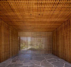 A modern Japanese interior featuring wooden lattice walls and stone flooring.