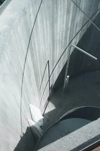 極簡風格的混凝土戶外淋浴空間。