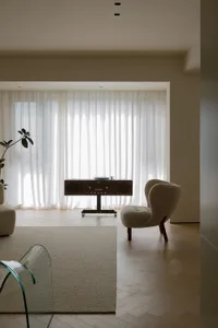 簡約住宅空間內部，採用中性色調，並擺放現代黑膠唱片機。