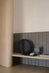簡約懸浮層板搭配質感布料背景，陳列現代裝飾品。