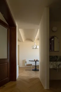室內設計採用現代簡約風格，搭配木質地板、俐落黑色餐桌、白色吊燈以及白色