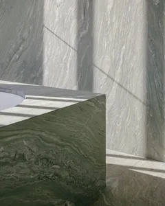 現代衛浴空間，牆面與地面皆採用大理石材質。