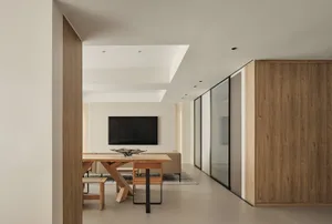 現代簡約客廳餐廳，搭配木質家具與大型玻璃牆