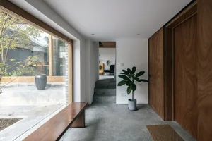 極簡住宅空間，採用混凝土元素與大型窗戶，眺望戶外景色。