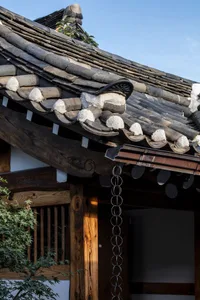 傳統日式建築的屋頂細節，呈現陶瓦屋頂與雨鏈。