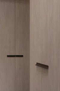 極簡設計的木質櫃體置於室內空間。