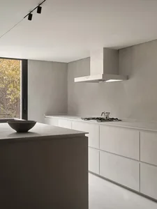簡約廚房採用混凝土與白色表面，搭配大型窗戶