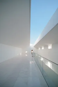 極簡白色室內空間，搭配玻璃地板與天花板。