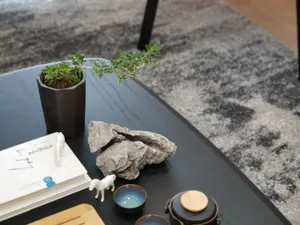 Modern living room featuring decorative stone pieces and ceramic floor tiles.