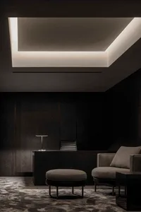 現代行政辦公室空間，採用深色木質與皮革材質