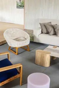 當代客廳以現代家具為主，搭配皮革元素與石材瓷磚地板。