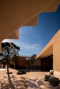 A minimalist residential exterior made of sand, featuring clean lines and a simple design.