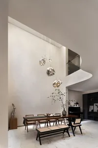 現代鄉村風餐廳內擺放木製餐桌、餐椅與長椅，上方懸掛優雅的球形吊燈。