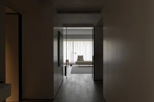 現代極簡臥室，搭配混凝土元素與玻璃窗。