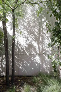 現代極簡建築，混凝土外牆呈現光影變化。