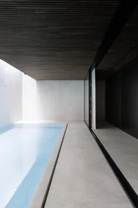 現代極簡室內游泳池，採用混凝土與玻璃設計元素。