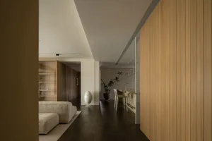 現代簡約廚房，搭配木質櫥櫃、玻璃元素與金屬飾面。