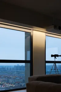 現代客廳搭配玻璃窗，眺望城市景觀。