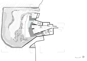 Modern residential house architectural floor plan featuring使用混凝土、玻璃和金属材料。