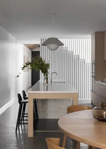 現代簡約廚房，搭配大理石檯面、木質家具與金屬點綴。