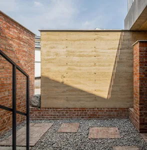 Concrete exterior walls with shadows in a modern architectural design.