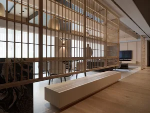 Modern dining room with wooden furniture and a high仲裁隔断墙