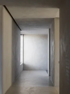 極簡室內空間，搭配混凝土牆面與地板。
