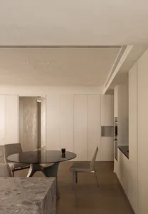 現代簡約廚房室內，強調混凝土質感與流暢線條。