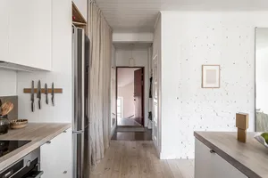 現代簡約住宅室內，白色牆面、木質地板與簡約家具。