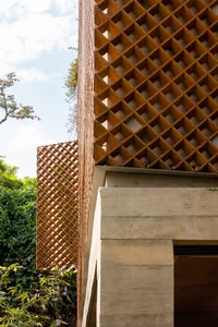 A wooden grid design with a lattice pattern.