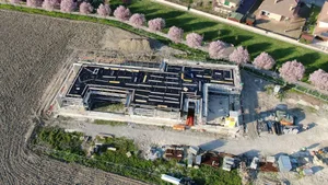 工地現場有混凝土基礎、木製鷹架及鷹架材料。
