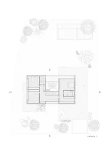 一張黑白住宅建築平面圖，顯示房間與戶外空間的配置。