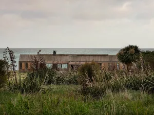現代簡約住宅木屋，外觀採用木質建材，並享有海景。