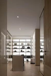 現代簡約衣櫃，採用俐落開放式層架設計。