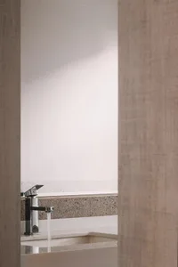 極簡浴室，搭配混凝土地板與牆面。