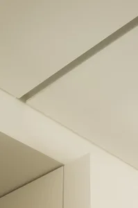 現代辦公空間採用極簡設計，搭配石膏角線與混凝土飾面。