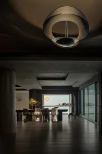現代室內設計，採用混凝土與玻璃材質。