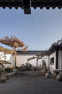 傳統花園以混凝土、石材與木質材料呈現。