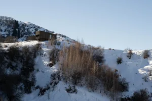 現代簡約住宅坐落於雪山道路旁