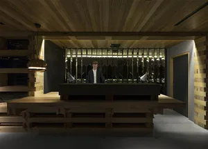 現代酒店接待區，配有木質櫃台與燈光照明。