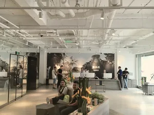 工業風格辦公室室內，混凝土牆面搭配金屬家具