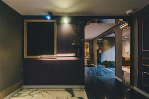 Modern lobby with black metal elements.