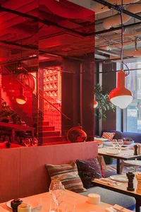 現代工業風餐廳室內，搭配玻璃、鋼材與木質元素。