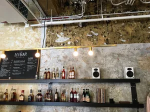 吧台區域，架上擺放酒瓶與喇叭。