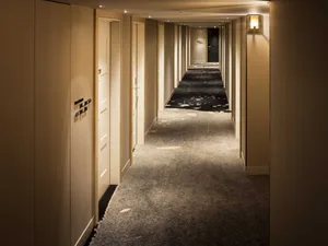 酒店走廊的室內設計，鋪設地毯地板。